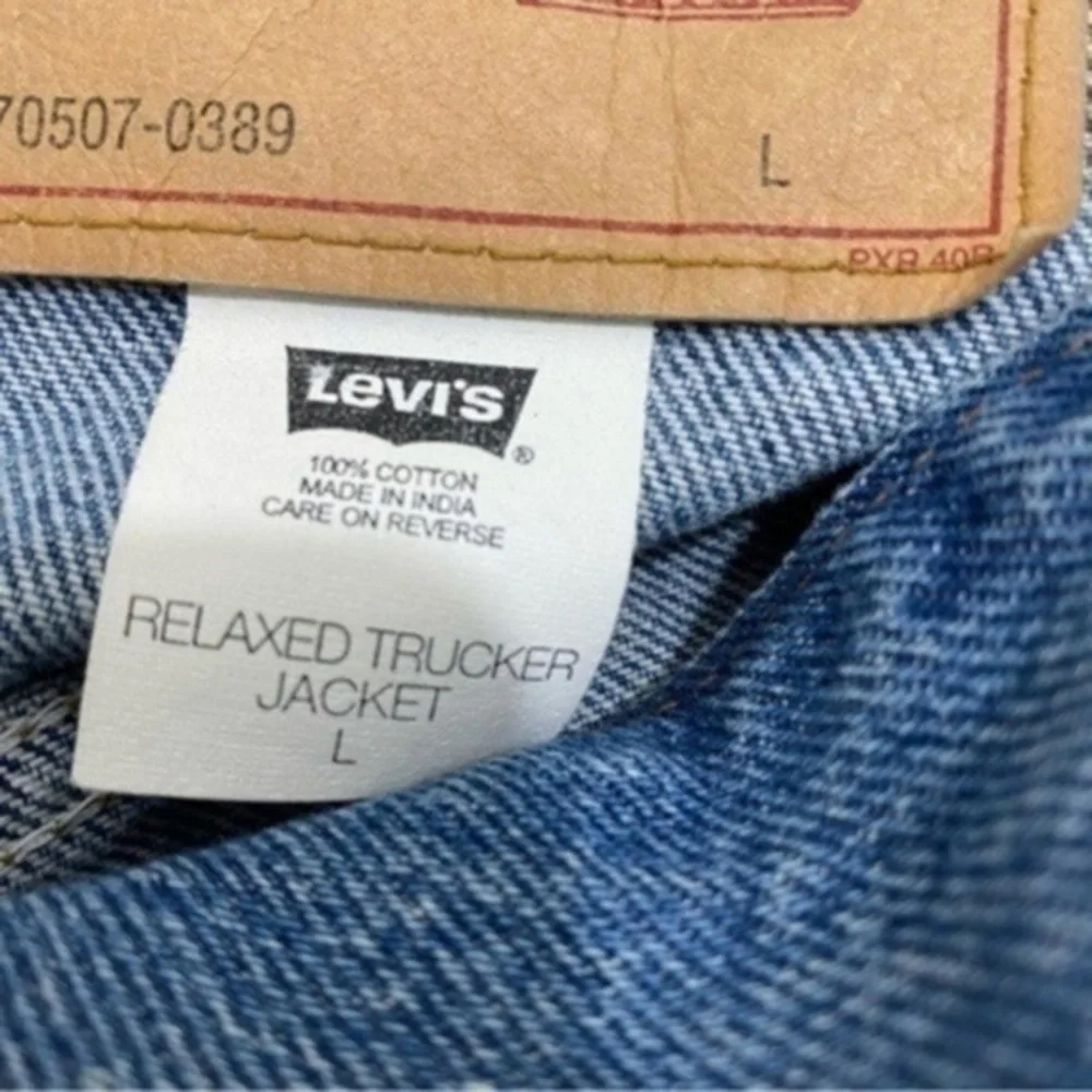 Vintage Levi’s Relaxed Fit Truckers denim Jacket Size L Color Blue